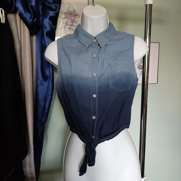 💜 Wallflower Blue Chambray Ombre Dye Sleeveless Button Down Tie Top, Size M - Picture 2 of 7